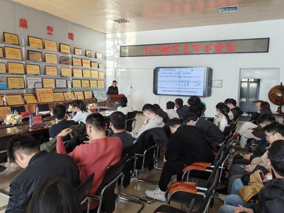 会议室里的人们AI 生成的内容可能不正确。